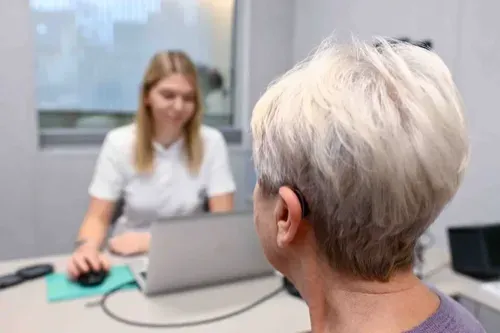 Privajanje na slušni aparat: Vaših prvih 30 dni