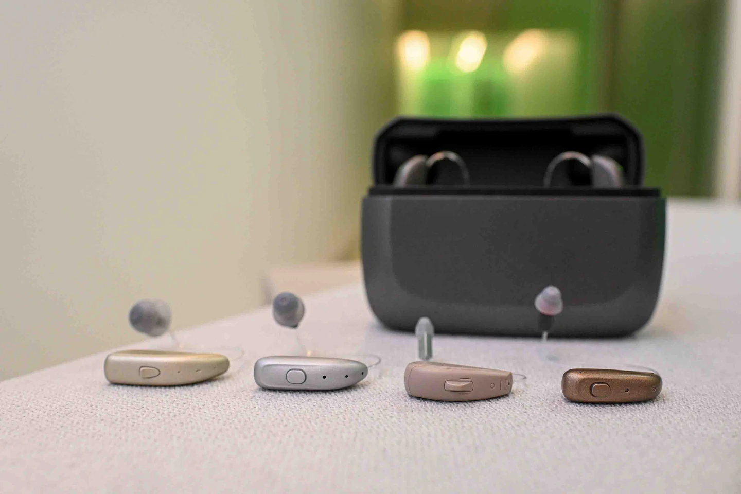 Avdiologinja prilagaja slušni aparat pacientki — strokovna obravnava pri ORL Medicina