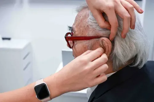 Kako pomagati staršem s slabšim sluhom — vodnik za bližnje