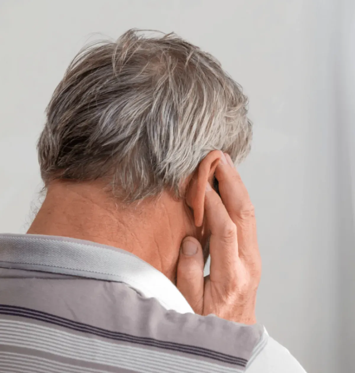 Cerumen (ušesno maslo) — kdaj je problem in kako ga varno odstraniti