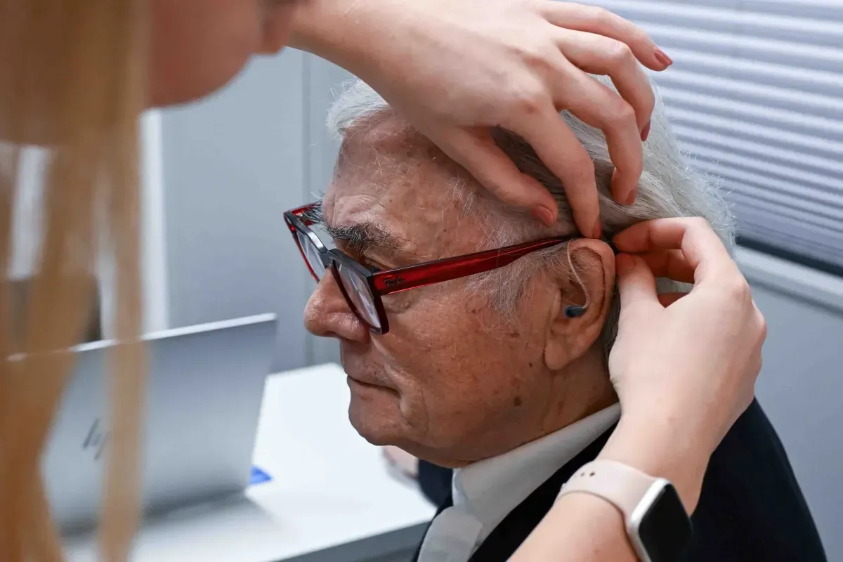 Starejša oseba s slušnim aparatom